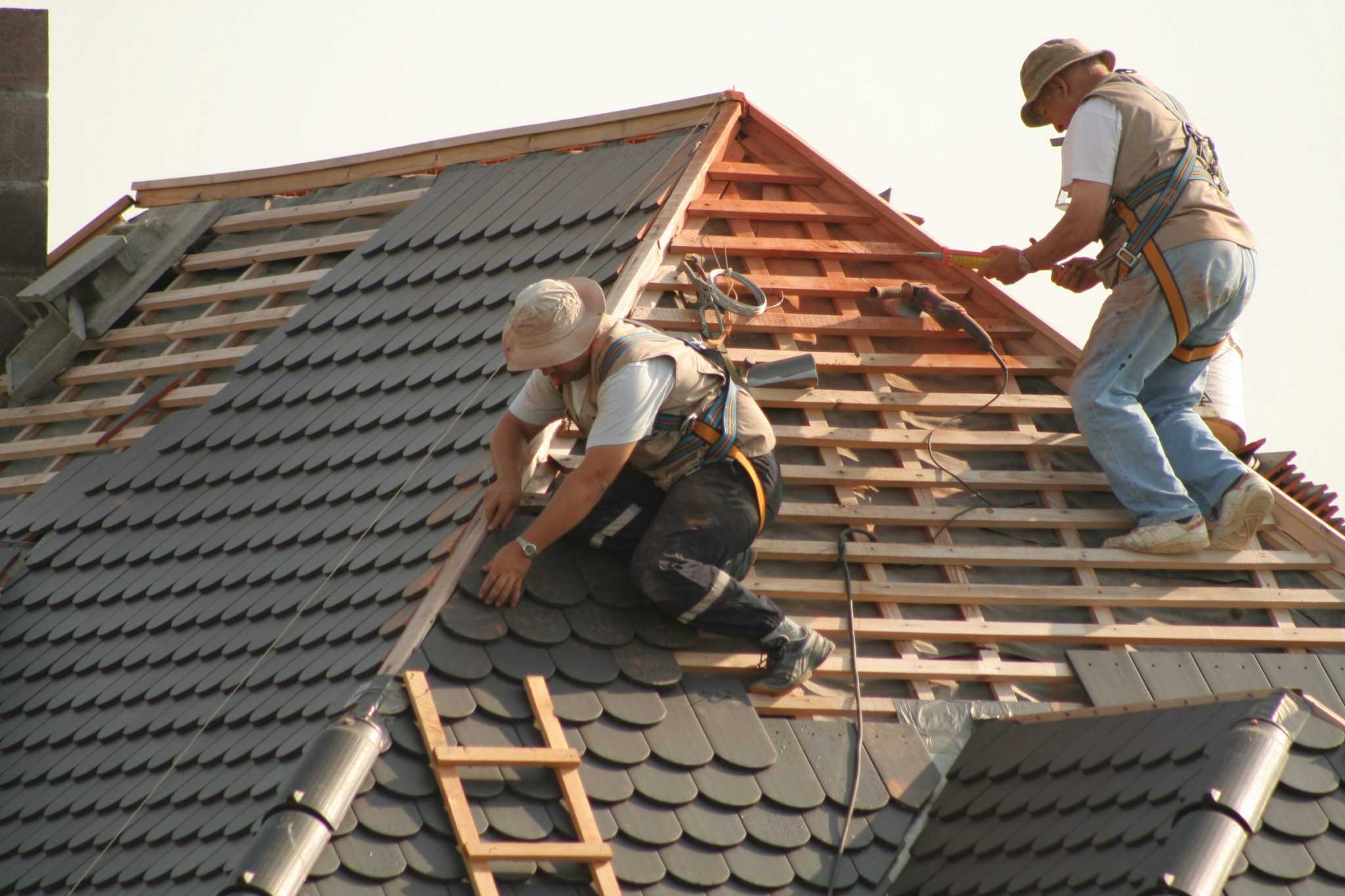 Couvreurs travaillant sur un toit
